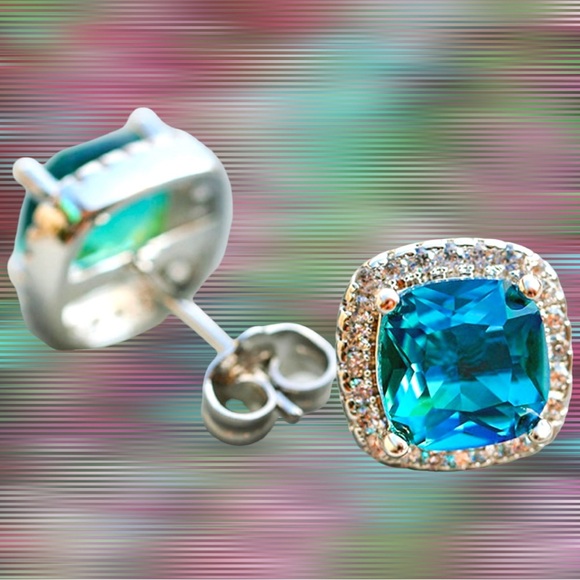 Silver and Green Gemstone
Square Stud Earring - Picture 7 of 16